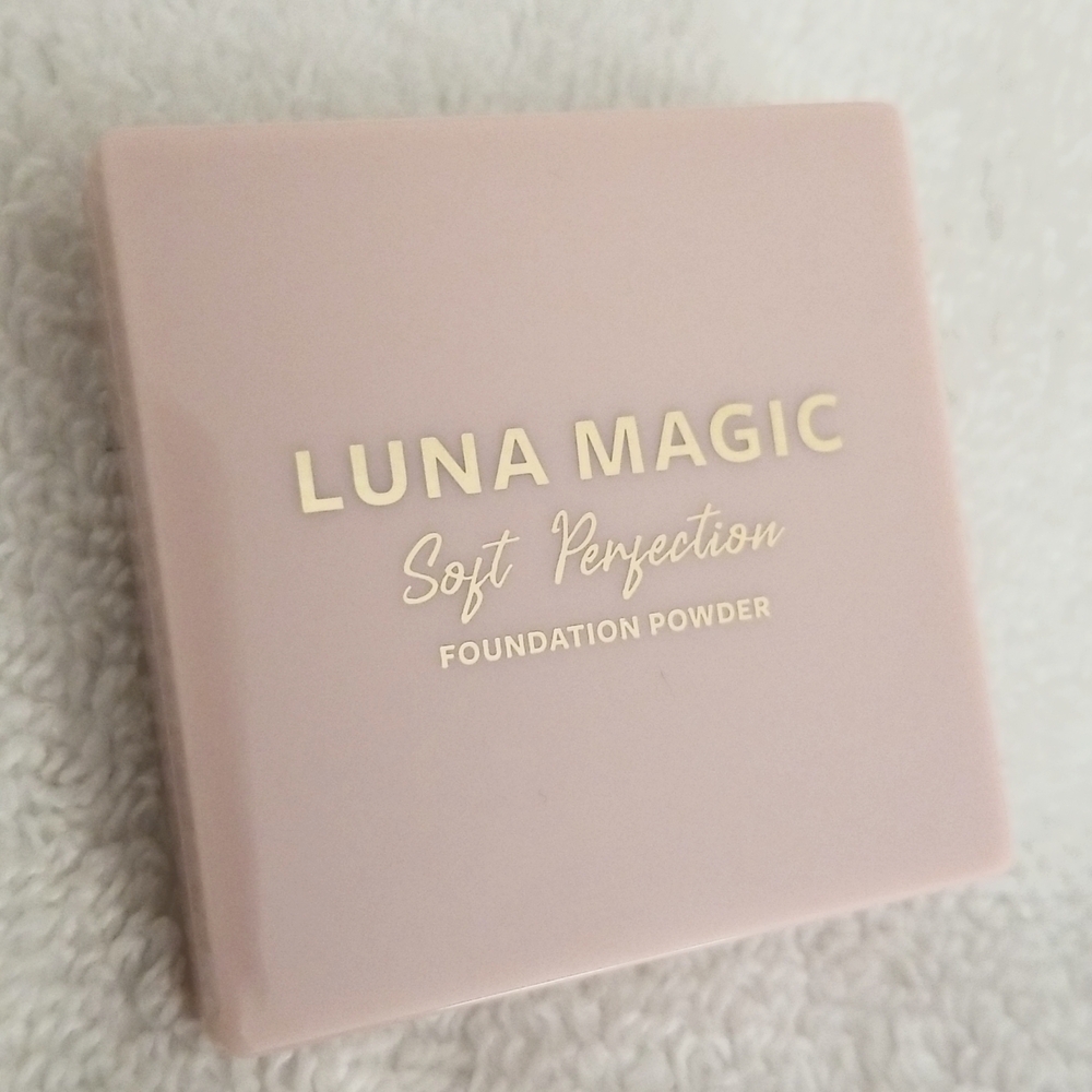 4/25 bundle item. Luna Magic Soft Perfection Foundation Powder In Light - Picture 4 of 6